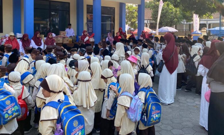 Ratusan santri TPQ Aisyiyah Manafi'ul 'Ulum berkumpul di halaman Perguruan Muhammadiyah Blimbingrejo saat mengikuti Kirab Maulid Nabi Jepara.