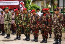 Anggota KOKAM Kedu menundukkan kepala dengan khidmat saat mengikuti Upacara HUT ke-81 RI di Temanggung