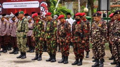 Anggota KOKAM Kedu menundukkan kepala dengan khidmat saat mengikuti Upacara HUT ke-81 RI di Temanggung