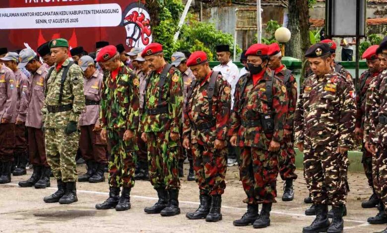 Anggota KOKAM Kedu menundukkan kepala dengan khidmat saat mengikuti Upacara HUT ke-81 RI di Temanggung