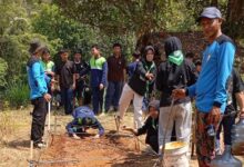 Anggota Kokam Pakis Aji mendampingi peserta pelatihan survival LDK SMA Muhammadiyah Bangsri merayap di bawah tali di Gua Sakti Plajan.