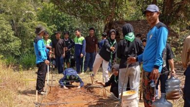 Anggota Kokam Pakis Aji mendampingi peserta pelatihan survival LDK SMA Muhammadiyah Bangsri merayap di bawah tali di Gua Sakti Plajan.