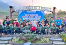 Peserta Orientasi Ketua Qabilah Kwarda HW Wonosobo foto bersama di depan spanduk acara di Sikembang Glamping Garung.