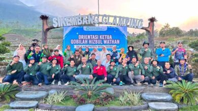 Peserta Orientasi Ketua Qabilah Kwarda HW Wonosobo foto bersama di depan spanduk acara di Sikembang Glamping Garung.