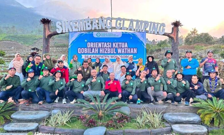 Peserta Orientasi Ketua Qabilah Kwarda HW Wonosobo foto bersama di depan spanduk acara di Sikembang Glamping Garung.