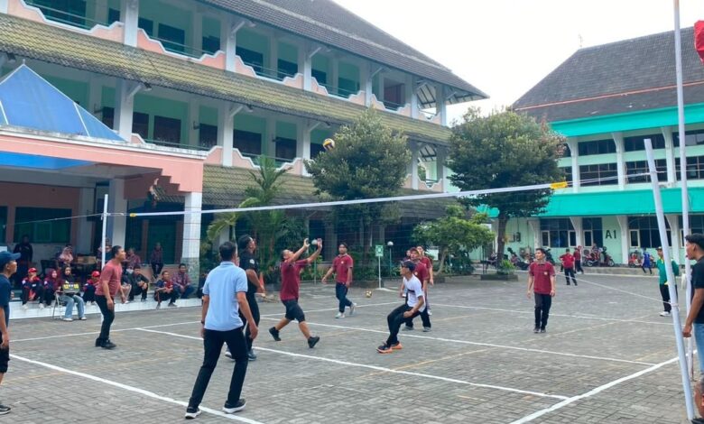 Pertandingan voli antar-gedung sivitas akademika dalam rangka perayaan Milad ke-62 UMPWR Purworejo.