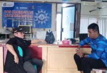 Ketua Lazismu Pekalongan M Ali Sofyan saat memberikan keterangan terkait penggalangan bantuan gempa NTT 2026 di Pos Koordinasi Muhammadiyah.