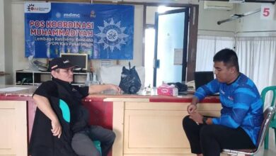 Ketua Lazismu Pekalongan M Ali Sofyan saat memberikan keterangan terkait penggalangan bantuan gempa NTT 2026 di Pos Koordinasi Muhammadiyah.