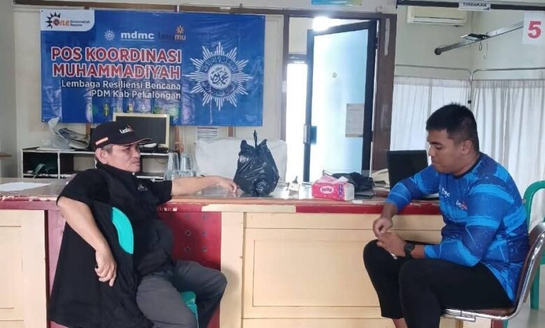 Ketua Lazismu Pekalongan M Ali Sofyan saat memberikan keterangan terkait penggalangan bantuan gempa NTT 2026 di Pos Koordinasi Muhammadiyah.