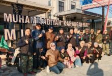 Anggota komunitas BikersMU Karanganyar berfoto bersama di depan Gedung Dakwah PDM Karanganyar sebelum memulai touring Libur Maulid Nabi 2026.