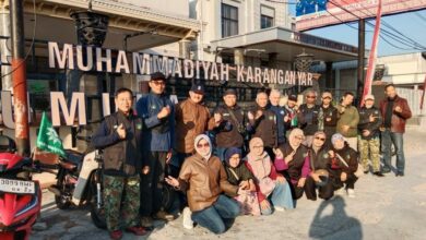 Anggota komunitas BikersMU Karanganyar berfoto bersama di depan Gedung Dakwah PDM Karanganyar sebelum memulai touring Libur Maulid Nabi 2026.