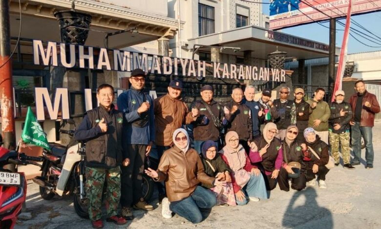 Anggota komunitas BikersMU Karanganyar berfoto bersama di depan Gedung Dakwah PDM Karanganyar sebelum memulai touring Libur Maulid Nabi 2026.