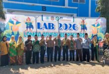 Foto bersama pimpinan Kepanduan Hizbul Wathan Jawa Tengah dan PDM Banjarnegara saat pembukaan Lomba Atfal Berprestasi HW Banjarnegara 2026 di Politeknik Banjarnegara.