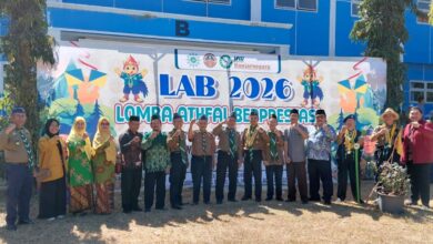 Foto bersama pimpinan Kepanduan Hizbul Wathan Jawa Tengah dan PDM Banjarnegara saat pembukaan Lomba Atfal Berprestasi HW Banjarnegara 2026 di Politeknik Banjarnegara.