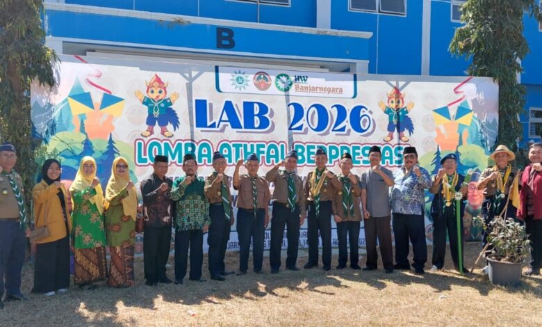 Foto bersama pimpinan Kepanduan Hizbul Wathan Jawa Tengah dan PDM Banjarnegara saat pembukaan Lomba Atfal Berprestasi HW Banjarnegara 2026 di Politeknik Banjarnegara.