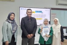 Inessy Pisces Mania, mahasiswa Uhamka, menunjukkan bukti kelulusan tanpa skripsi lewat publikasi jurnal SINTA 3, didampingi dosen pembimbing dan penguji.