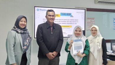 Inessy Pisces Mania, mahasiswa Uhamka, menunjukkan bukti kelulusan tanpa skripsi lewat publikasi jurnal SINTA 3, didampingi dosen pembimbing dan penguji.
