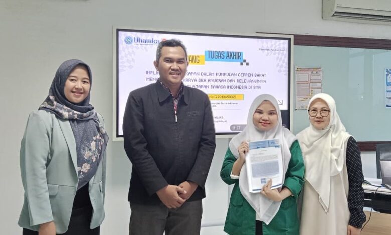 Inessy Pisces Mania, mahasiswa Uhamka, menunjukkan bukti kelulusan tanpa skripsi lewat publikasi jurnal SINTA 3, didampingi dosen pembimbing dan penguji.