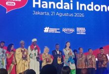 Finalis penutur asing bahasa Indonesia memegang penghargaan di panggung Malam Puncak Festival Handai Indonesia 2026 Jakarta.