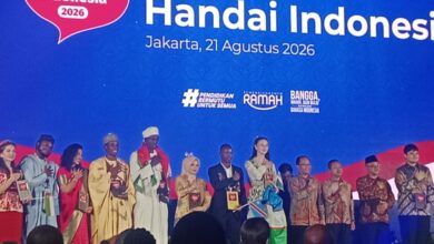 Finalis penutur asing bahasa Indonesia memegang penghargaan di panggung Malam Puncak Festival Handai Indonesia 2026 Jakarta.