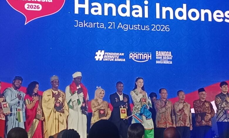 Finalis penutur asing bahasa Indonesia memegang penghargaan di panggung Malam Puncak Festival Handai Indonesia 2026 Jakarta.