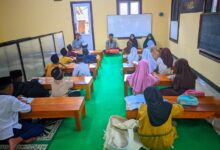 Mahasiswa UMP mengajar ngaji di Banjarnegara mendampingi santri TPQ Nurul Huda Desa Sikumpul belajar membaca Al-Qur'an.