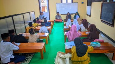 Mahasiswa UMP mengajar ngaji di Banjarnegara mendampingi santri TPQ Nurul Huda Desa Sikumpul belajar membaca Al-Qur'an.