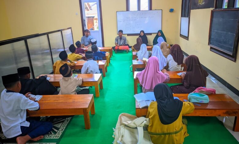 Mahasiswa UMP mengajar ngaji di Banjarnegara mendampingi santri TPQ Nurul Huda Desa Sikumpul belajar membaca Al-Qur'an.