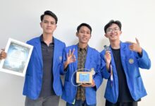 Tiga mahasiswa UMP berfoto bersama memegang sertifikat, medali emas, dan prototipe stetoskop digital StethoShare.