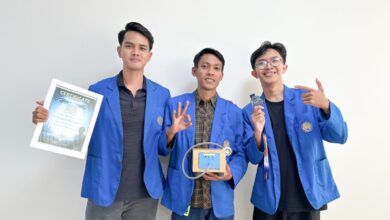 Tiga mahasiswa UMP berfoto bersama memegang sertifikat, medali emas, dan prototipe stetoskop digital StethoShare.