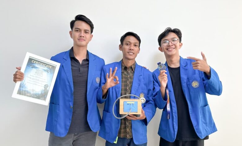 Tiga mahasiswa UMP berfoto bersama memegang sertifikat, medali emas, dan prototipe stetoskop digital StethoShare.