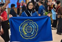 Nova Khairunnisa mahasiswa UMP tembus juara Pilmapres 2026 nasional membentangkan bendera Universitas Muhammadiyah Purwokerto