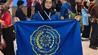 Nova Khairunnisa mahasiswa UMP tembus juara Pilmapres 2026 nasional membentangkan bendera Universitas Muhammadiyah Purwokerto