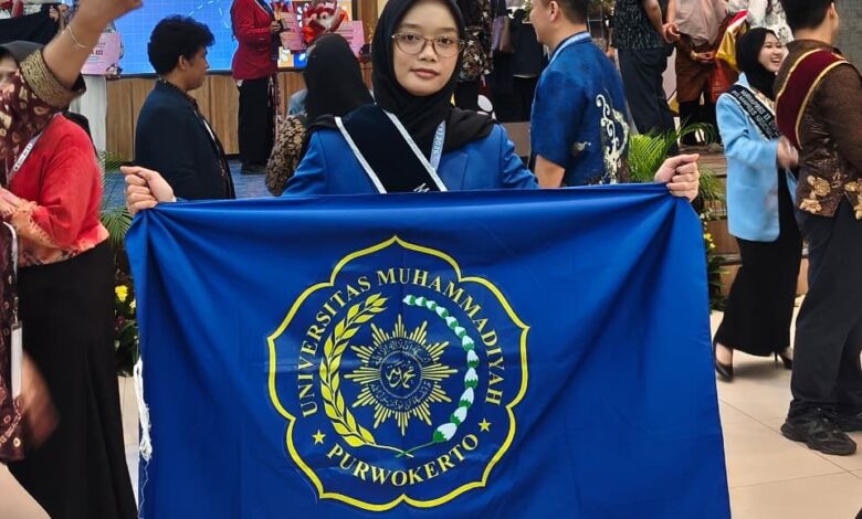 Nova Khairunnisa mahasiswa UMP tembus juara Pilmapres 2026 nasional membentangkan bendera Universitas Muhammadiyah Purwokerto