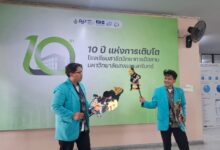 Mahasiswa UMS memperagakan pertunjukan wayang kulit saat pertukaran budaya di Thailand