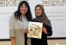 Mahasiswi Unimus, Azkya Qorsya Salwa R., bersua foto bersama rekan mahasiswa asing saat memperkenalkan karya seni dan kearifan lokal dalam program KKN Internasional Unimus Taiwan.