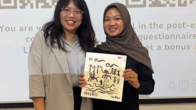 Mahasiswi Unimus, Azkya Qorsya Salwa R., bersua foto bersama rekan mahasiswa asing saat memperkenalkan karya seni dan kearifan lokal dalam program KKN Internasional Unimus Taiwan.