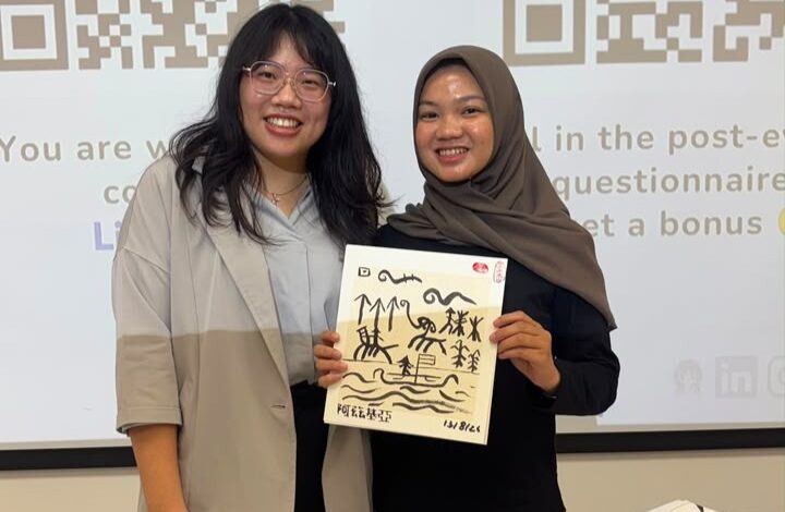 Mahasiswi Unimus, Azkya Qorsya Salwa R., bersua foto bersama rekan mahasiswa asing saat memperkenalkan karya seni dan kearifan lokal dalam program KKN Internasional Unimus Taiwan.