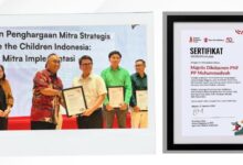 Penyerahan penghargaan Sertifikat Mitra Strategis dari Save the Children Indonesia kepada Majelis Dikdasmen & PNF PP Muhammadiyah.