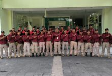 Jajaran pimpinan dan kader Kosegu Tapak Suci foto bersama dengan pose hormat khas Tapak Suci di depan gedung.