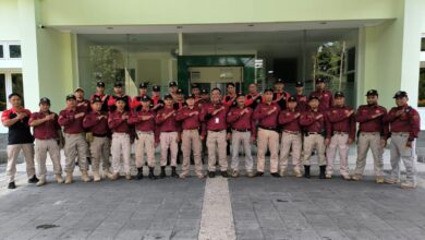 Jajaran pimpinan dan kader Kosegu Tapak Suci foto bersama dengan pose hormat khas Tapak Suci di depan gedung.