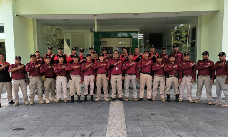 Jajaran pimpinan dan kader Kosegu Tapak Suci foto bersama dengan pose hormat khas Tapak Suci di depan gedung.