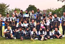 Tim Panahan Surakarta yang diperkuat mahasiswa UMS berpose bersama memegang piala juara umum dan plakat hadiah di Sirkuit VI Panahan Jawa Tengah di Klaten, mengenakan seragam oranye-hitam.