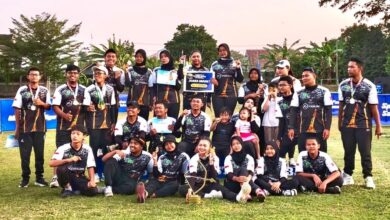 Tim Panahan Surakarta yang diperkuat mahasiswa UMS berpose bersama memegang piala juara umum dan plakat hadiah di Sirkuit VI Panahan Jawa Tengah di Klaten, mengenakan seragam oranye-hitam.