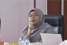 Potret Monica Subastia berbicara memegang mikrofon, kader yang terpilih sebagai Ketua Umum PPNA pada Muktamar ke-15 Nasyiatul Aisyiyah.