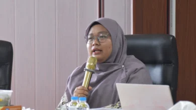 Potret Monica Subastia berbicara memegang mikrofon, kader yang terpilih sebagai Ketua Umum PPNA pada Muktamar ke-15 Nasyiatul Aisyiyah.