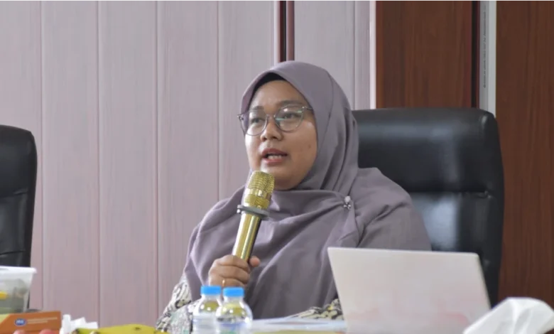 Potret Monica Subastia berbicara memegang mikrofon, kader yang terpilih sebagai Ketua Umum PPNA pada Muktamar ke-15 Nasyiatul Aisyiyah.