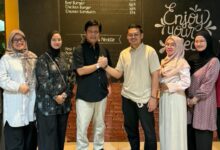 Ketua Umum Alumni UMP Provinsi Lampung Muharsyam Dwi Anantama melakukan jabat tangan usai terpilih.