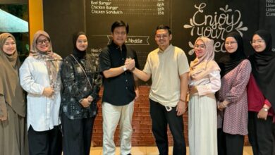 Ketua Umum Alumni UMP Provinsi Lampung Muharsyam Dwi Anantama melakukan jabat tangan usai terpilih.