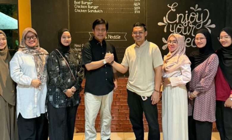 Ketua Umum Alumni UMP Provinsi Lampung Muharsyam Dwi Anantama melakukan jabat tangan usai terpilih.
